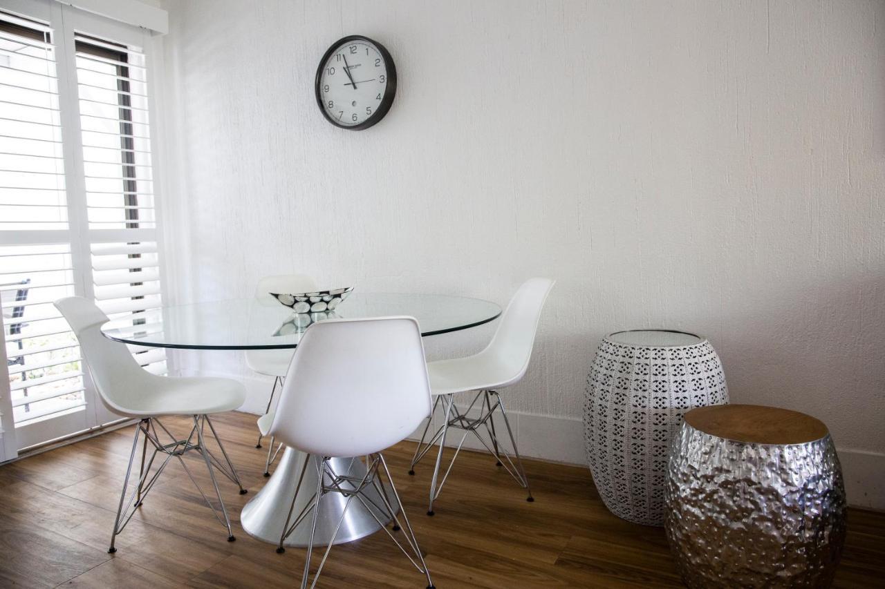 2 Bedroom Renovated Townhouse, Walk To Noosa River ヌーサヴィル エクステリア 写真