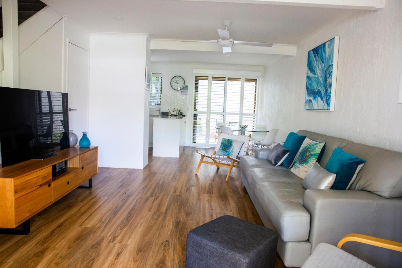 2 Bedroom Renovated Townhouse, Walk To Noosa River ヌーサヴィル エクステリア 写真