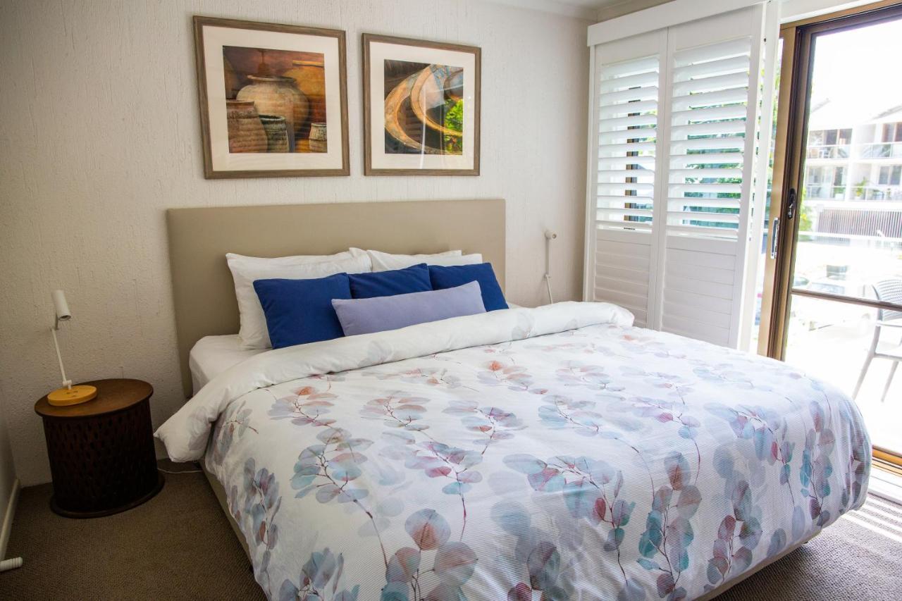 2 Bedroom Renovated Townhouse, Walk To Noosa River ヌーサヴィル エクステリア 写真