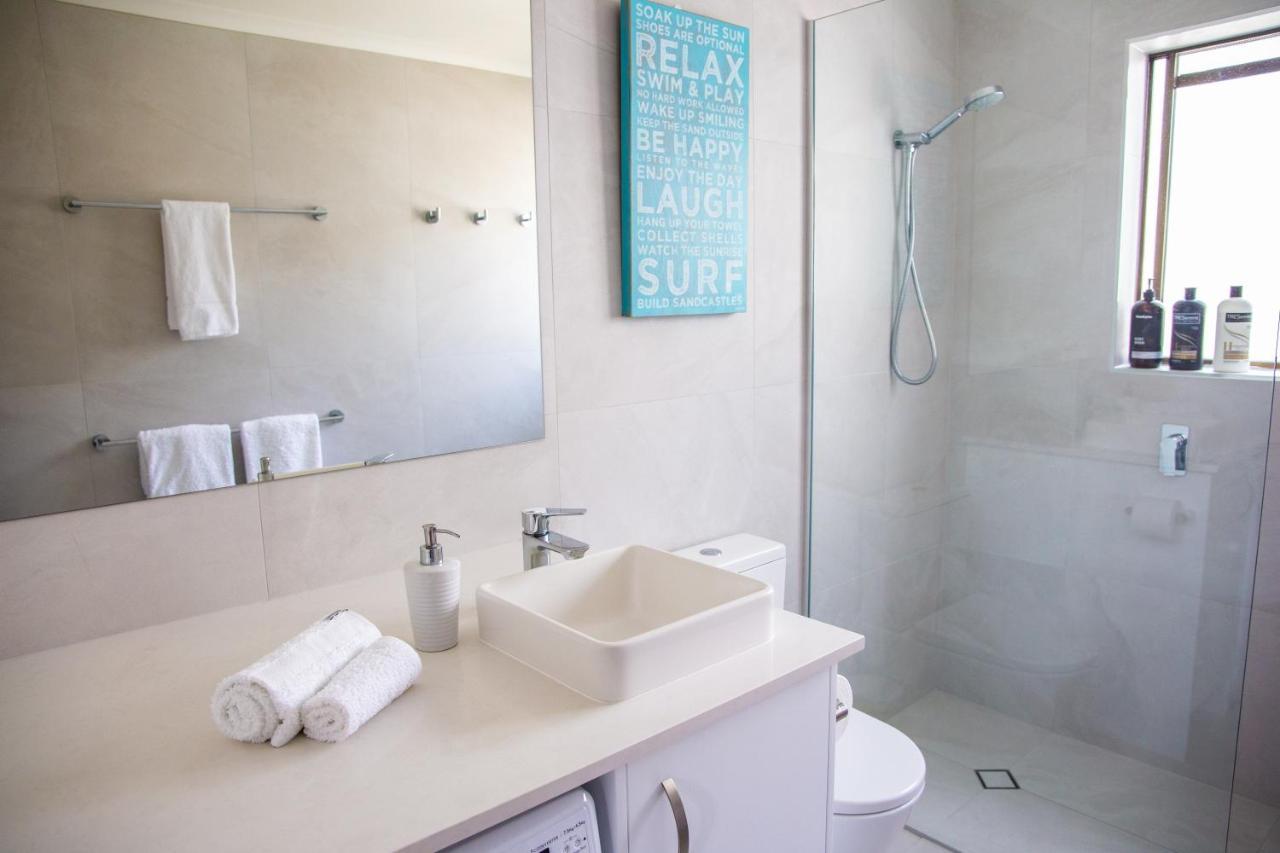 2 Bedroom Renovated Townhouse, Walk To Noosa River ヌーサヴィル エクステリア 写真
