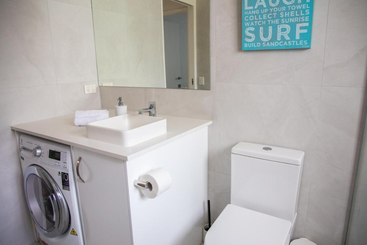2 Bedroom Renovated Townhouse, Walk To Noosa River ヌーサヴィル エクステリア 写真